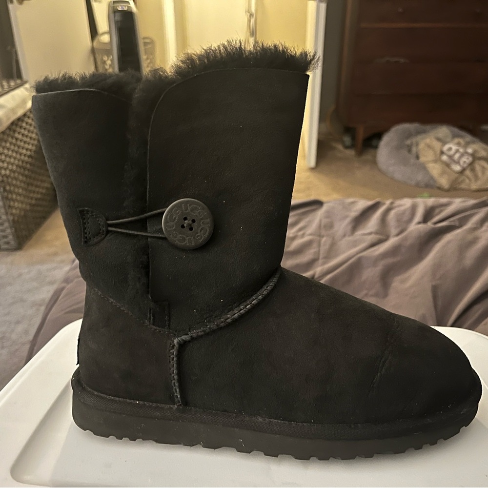 Ugg Bailey Button II Size 8 Like New